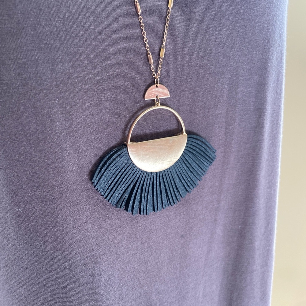NWOT Black Fringe Fan‎ Necklace